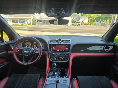 Used 2022 Bentley Bentayga AWD/4WD image 31