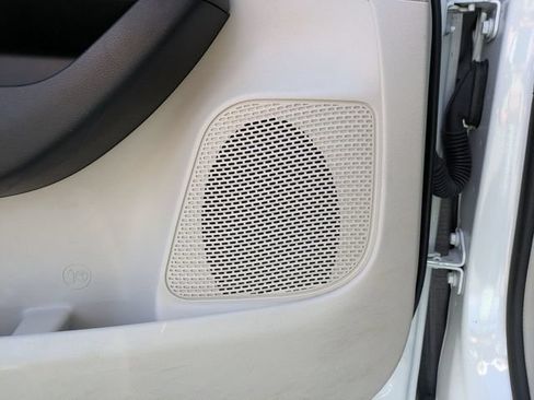Used 2022 Chrysler Pacifica Touring-L w/ Uconnect Theater Family Group FWD image 12