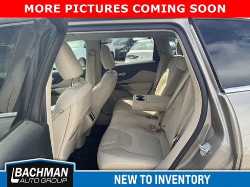 Used 2019 Jeep Cherokee Latitude w/ Popular Appearance Group FWD image 9