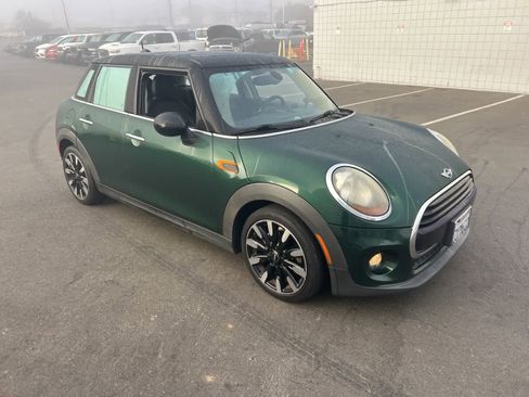 Used 2017 MINI Cooper 4-Door Hardtop image 9