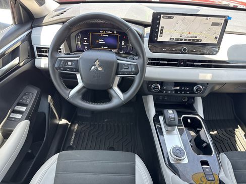 Used 2025 Mitsubishi Outlander SE FWD image 16