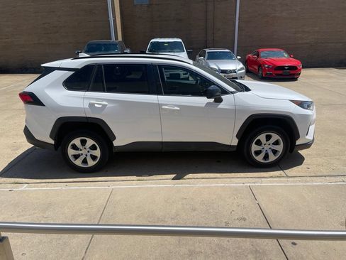 Used 2020 Toyota RAV4 LE FWD image 7