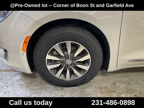 Used 2020 Chrysler Pacifica Touring-L Plus FWD image 11