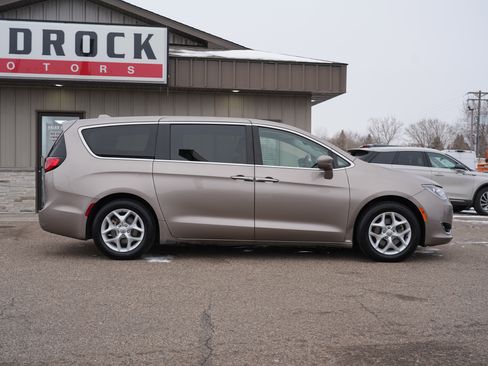 Used 2018 Chrysler Pacifica Touring Plus w/ Tire & Wheel Group image 2