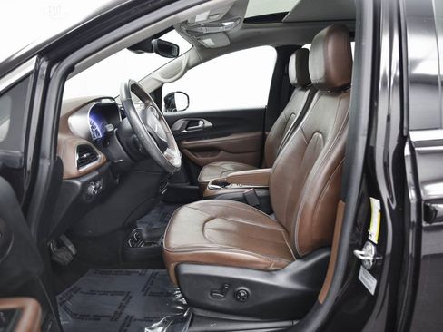 Used 2017 Chrysler Pacifica Limited image 11