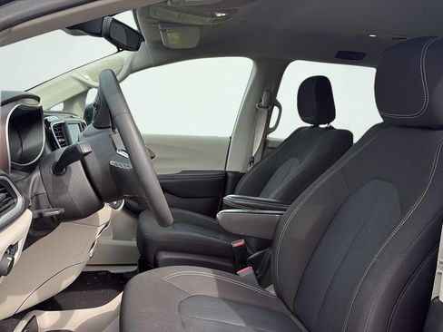Used 2023 Chrysler Voyager LX FWD image 8