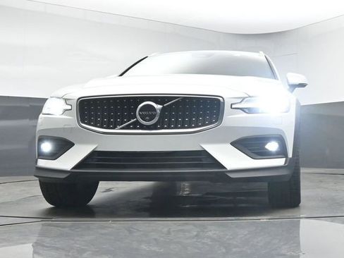 Used 2025 Volvo V60 B5 Cross Country Plus AWD/4WD image 12