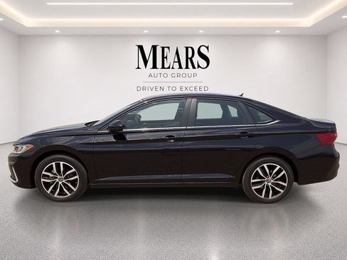 Used 2025 Volkswagen Jetta SE FWD image 2