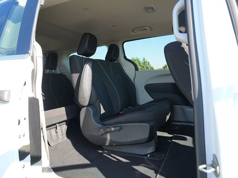 Used 2021 Chrysler Voyager L FWD image 27