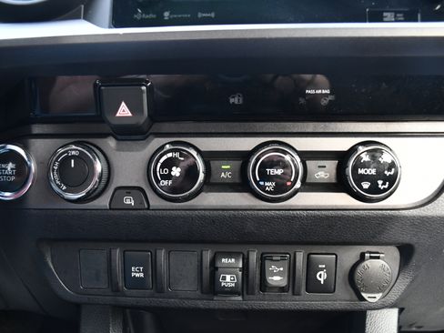 Used 2018 Toyota Tacoma TRD Sport image 12