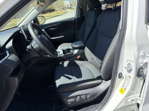 Used 2025 Toyota RAV4 XLE image 9