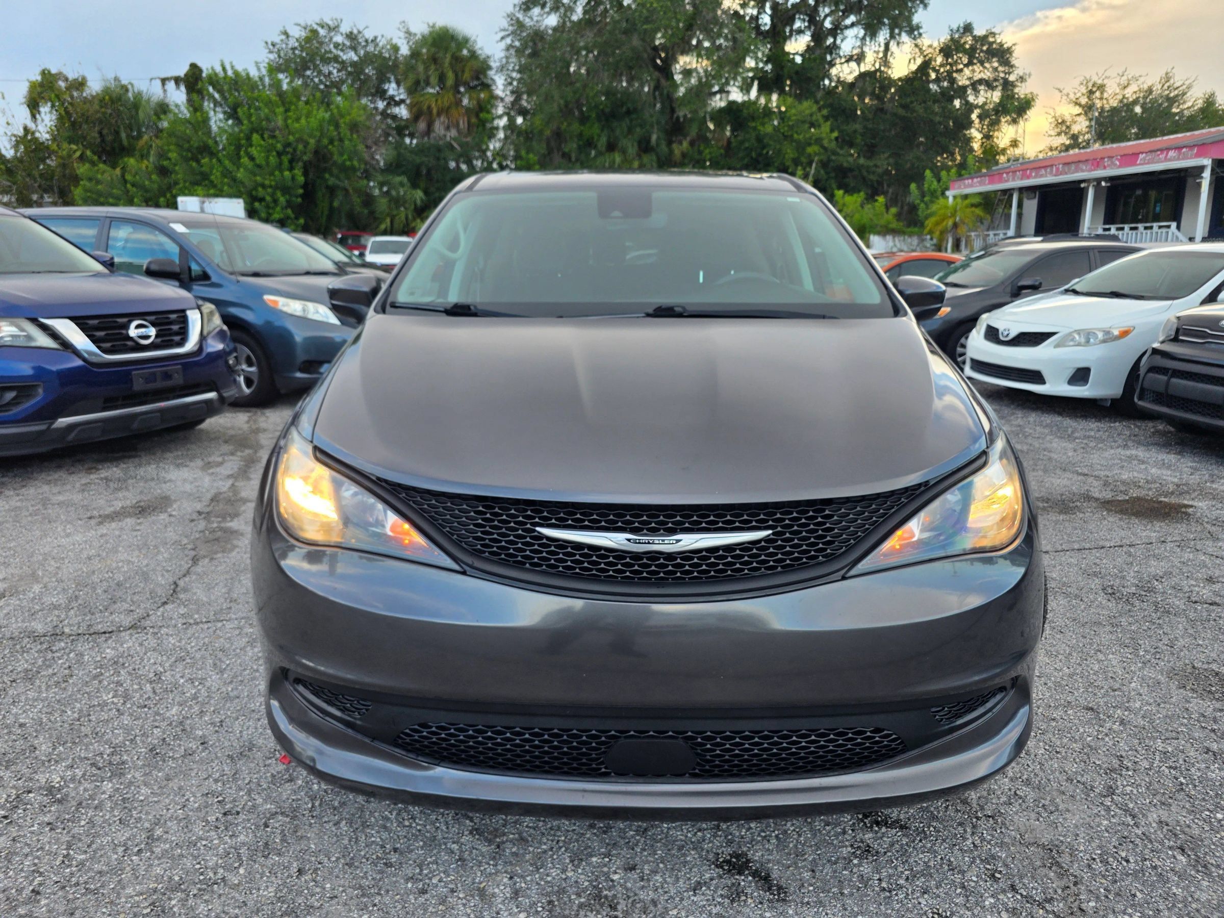 Used 2021 Chrysler Voyager L FWD image 2