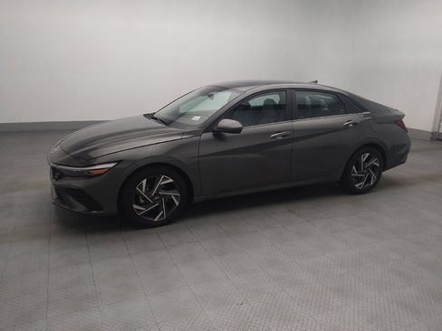Used 2025 Hyundai Elantra Limited FWD image 2