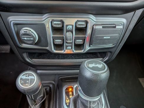 Used 2020 Jeep Wrangler Unlimited Sahara image 29