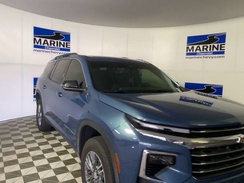 Used 2025 Chevrolet Traverse LT FWD image 4