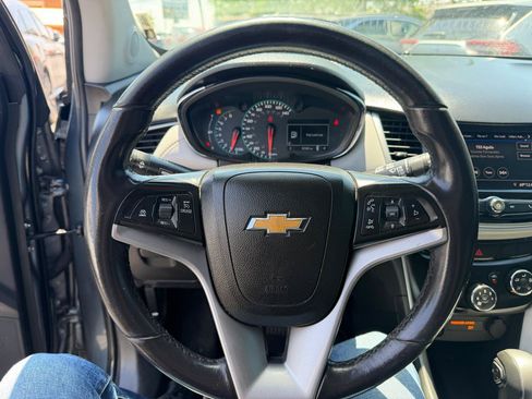Used 2022 Chevrolet Trax LT w/ LT Convenience Package AWD/4WD image 13