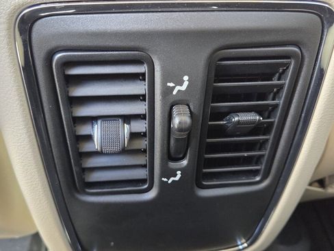 Used 2022 Jeep Grand Cherokee Laredo E AWD/4WD image 12
