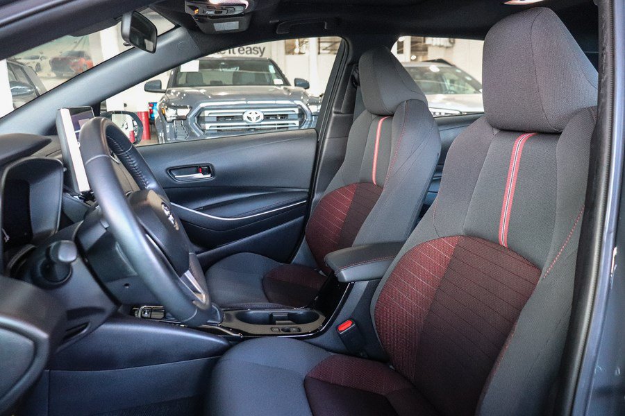 Certified 2025 Toyota Corolla SE w/ SE Premium Package FWD image 19