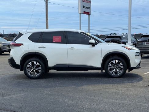 Used 2023 Nissan Rogue SV image 4