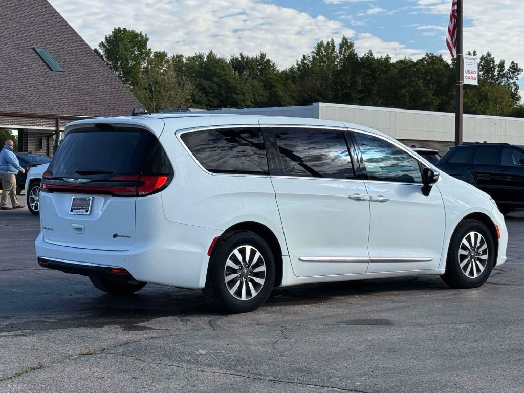 Used 2023 Chrysler Pacifica Limited FWD image 6