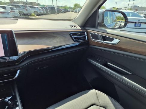 Used 2024 Volkswagen Atlas SE AWD/4WD image 20