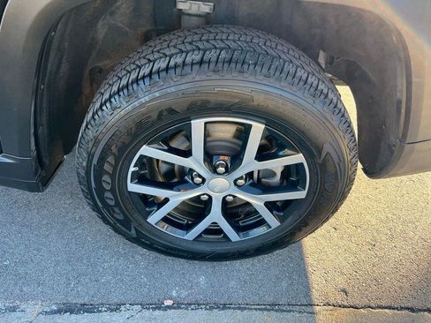 Used 2024 Jeep Grand Cherokee L Limited w/ Luxury Tech Group II image 14