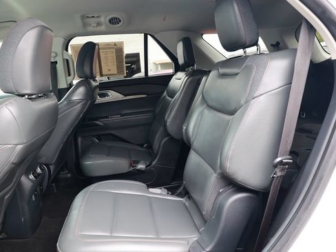 Used 2025 Ford Explorer Active w/ Active Comfort Package RWD image 32