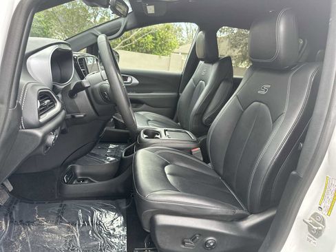 Used 2024 Chrysler Pacifica Limited FWD image 15