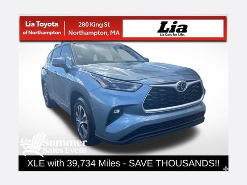 Used 2022 Toyota Highlander XLE AWD/4WD image 1
