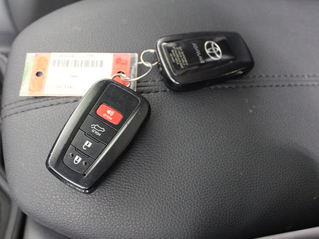 Certified 2022 Toyota RAV4 XLE Premium AWD/4WD image 20
