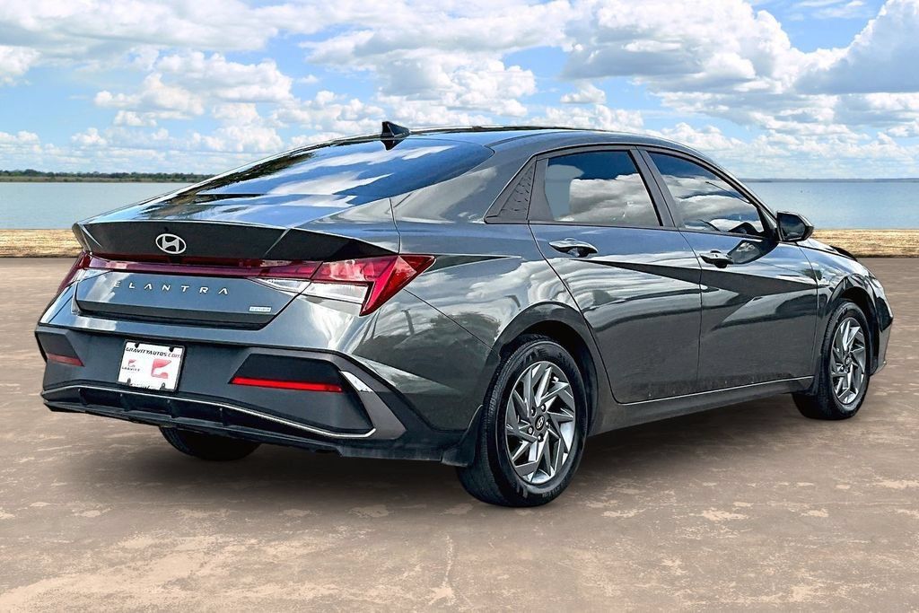 Used 2024 Hyundai Elantra Blue FWD image 4
