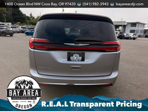 Used 2021 Chrysler Pacifica Touring-L FWD image 6