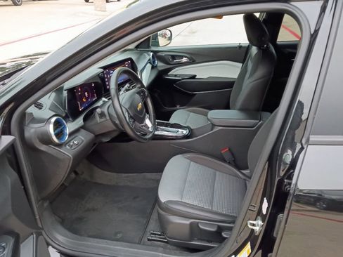Used 2025 Chevrolet Trax LT w/ LT Convenience Package FWD image 4