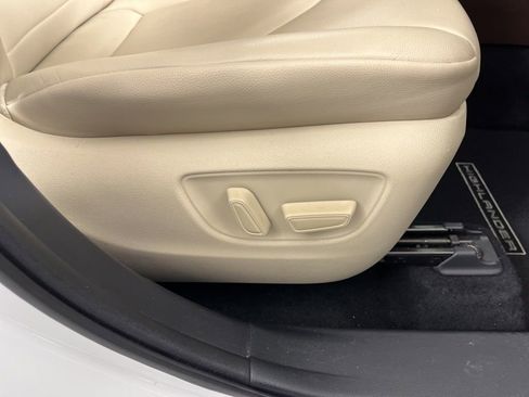 Used 2021 Toyota Highlander XLE image 9