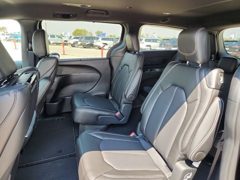 New 2026 Chrysler Pacifica Select FWD image 11