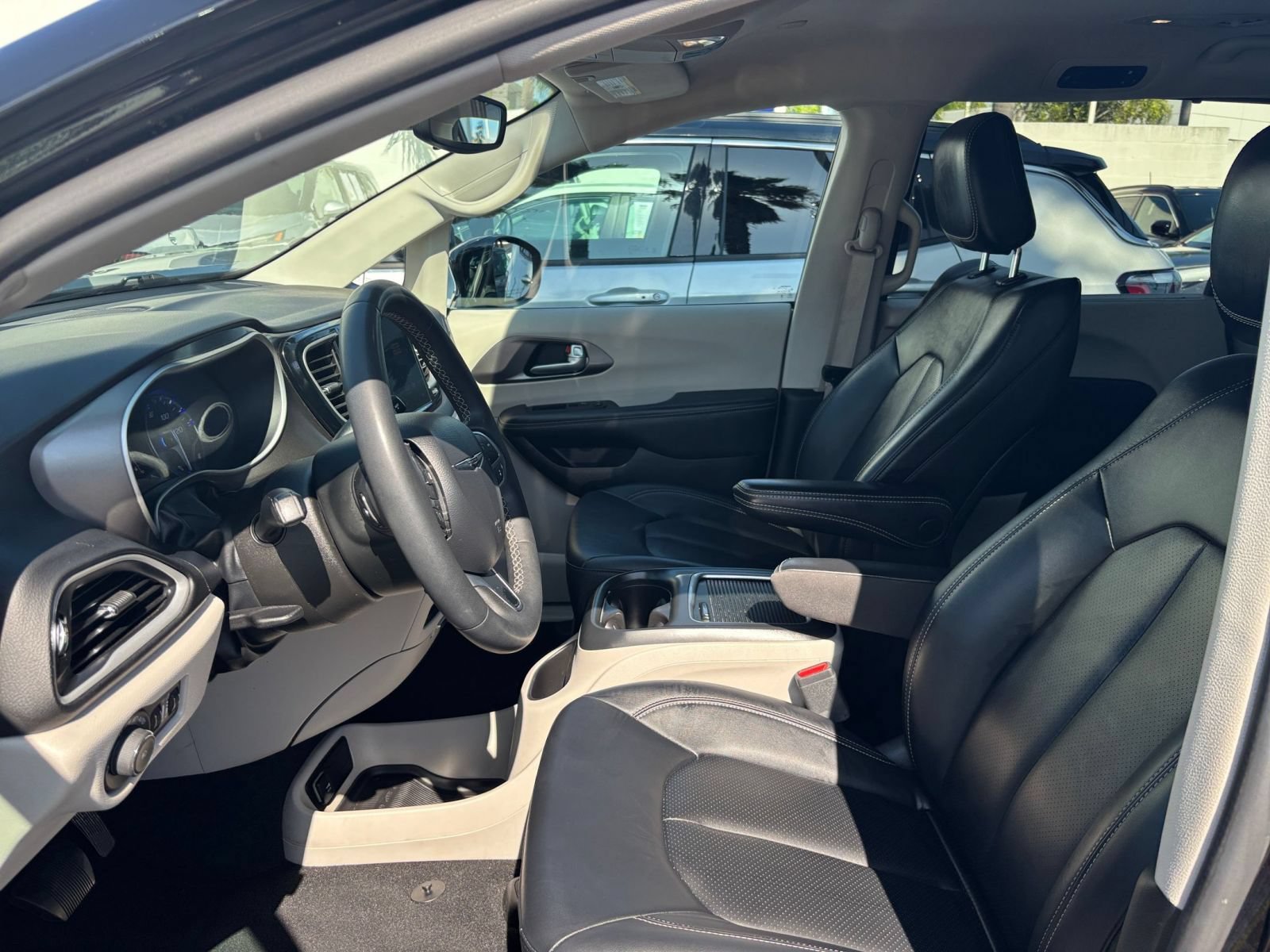 Used 2024 Chrysler Pacifica Touring-L FWD image 28