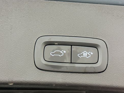 Used 2023 Volvo XC40 B5 Plus w/ Protection Package Premier image 32