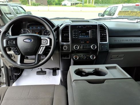 Used 2017 Ford F250 XLT AWD/4WD image 5
