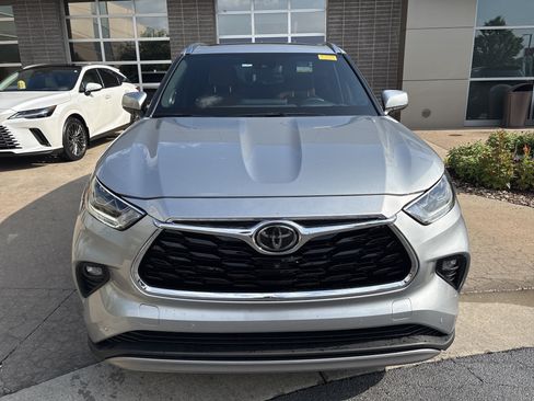 Used 2021 Toyota Highlander Platinum AWD/4WD image 3