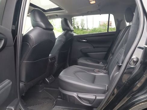 Used 2021 Toyota Highlander XLE AWD/4WD image 22