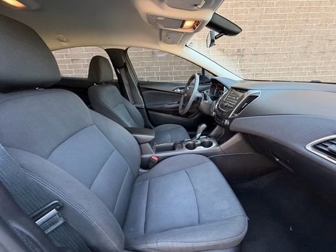 Used 2018 Chevrolet Cruze LT w/ Convenience Package image 25