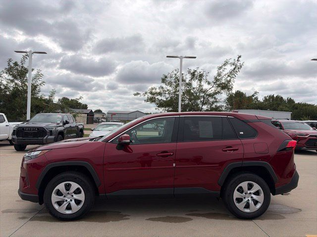 Used 2025 Toyota RAV4 LE AWD/4WD image 4