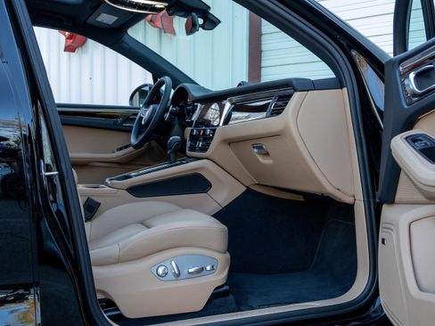 Certified 2025 Porsche Macan AWD/4WD image 25