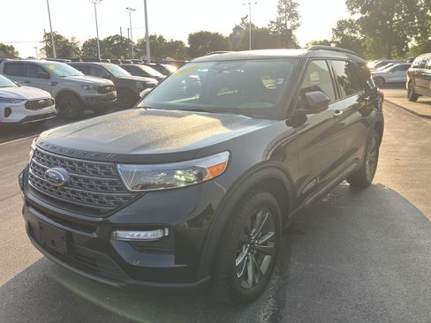Used 2023 Ford Explorer XLT w/ XLT Sport Appearance Package AWD/4WD image 3