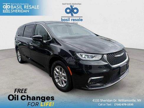 Used 2025 Chrysler Pacifica Select FWD image 1