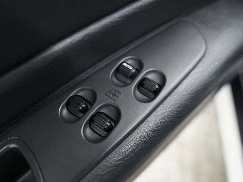 Used 2005 Chrysler Sebring Touring image 19