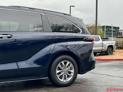 Certified 2026 Toyota Sienna XLE FWD image 11