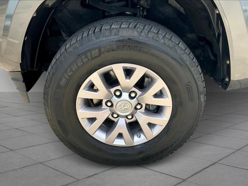 Used 2016 Toyota Tacoma SR5 w/ SR5 Appearance Package (SN) image 11