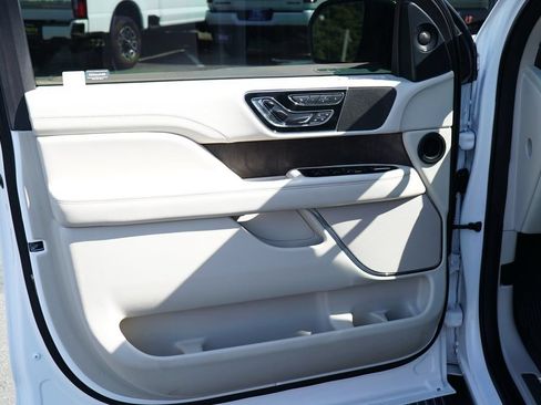 Used 2018 Lincoln Navigator Select w/ Technology Package AWD/4WD image 30