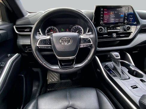 Used 2022 Toyota Highlander XSE FWD image 6